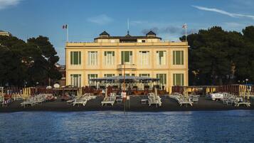 Spiaggia privata, massaggi sulla spiaggia, un bar sulla spiaggia