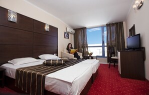 Minibar, escritorio, cunas gratuitas y ropa de cama