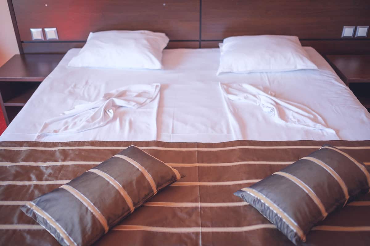 Single Room | Minibar, desk, cribs (free), bed sheets