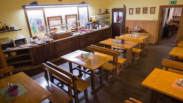 TĂ€gliches inbegriffenes FrĂŒhstĂŒcksbuffet