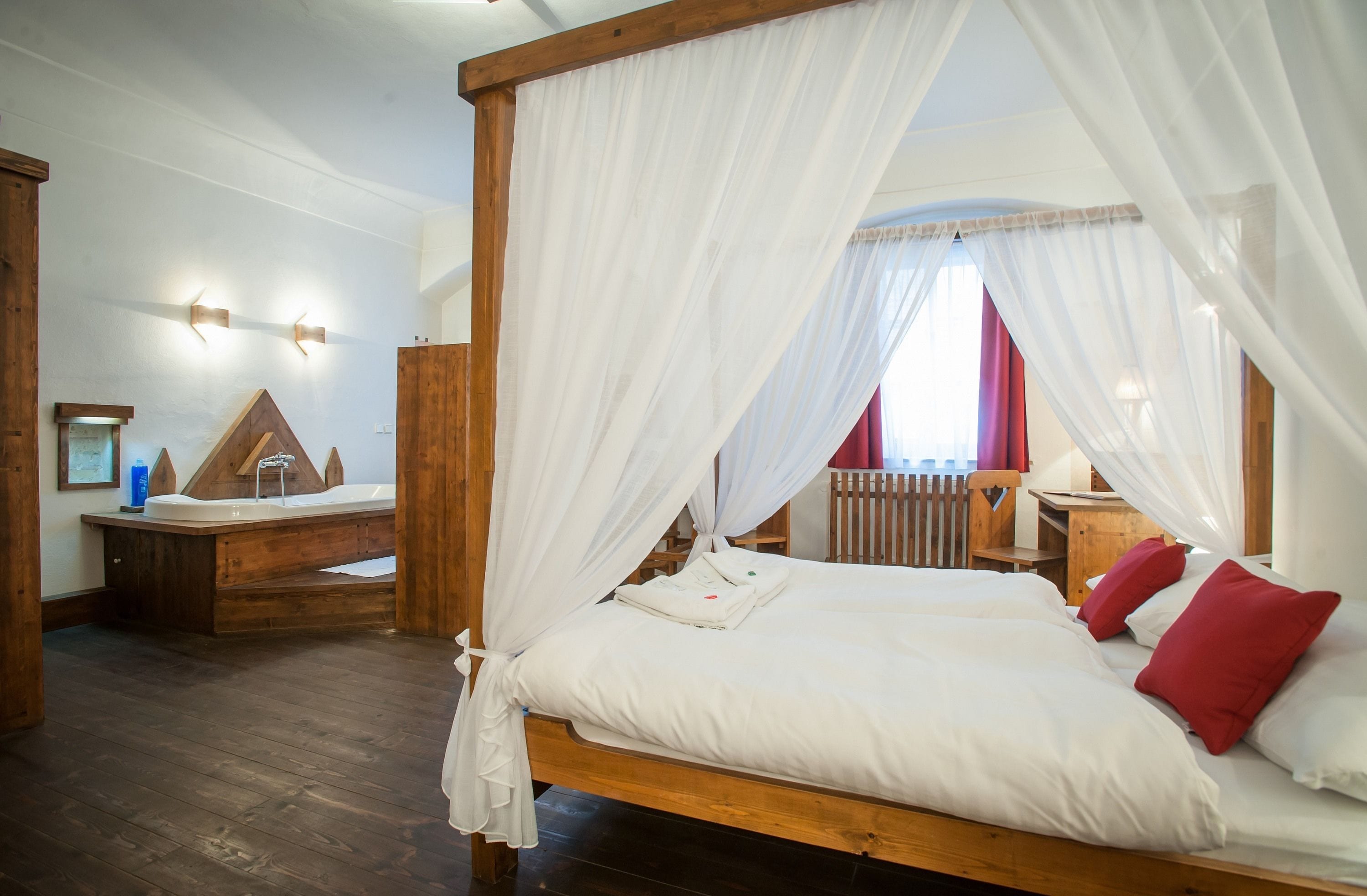 Quarto superior | Cortinas blackout, ferros/tábuas de passar roupa, Wi-Fi de cortesia