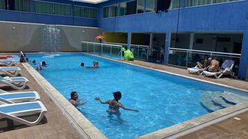Piscina externa, funciona das 9h às 21h, espreguiçadeiras