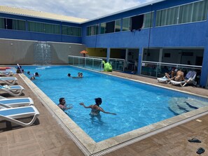 Una piscina al aire libre (de 09:00 a 21:00), tumbonas