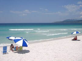 En la playa, arena blanca