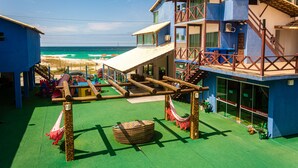 A beachfront hotel with a play area, a restaurant, and a bar. - Pousada Laguna (Cabo Frio)
