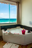 Deluxe frente mar com hidro | Banheira de hidromassagem particular