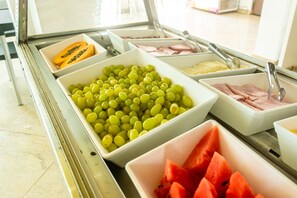 含每日吃到飽自助式早餐