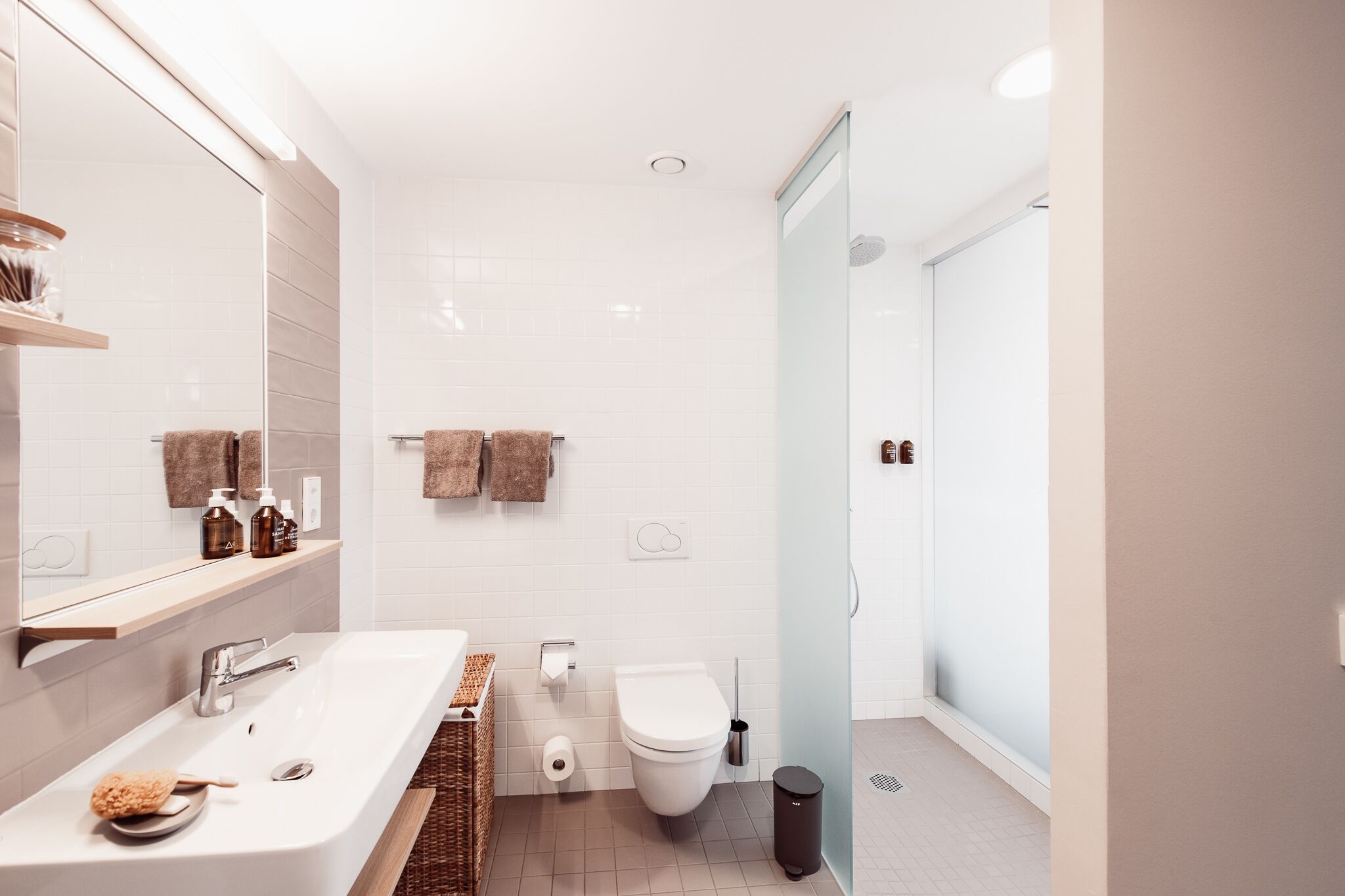 Ein modernes Badezimmer mit einer großen Badewanne, einer Toilette und einer Duschkabine.