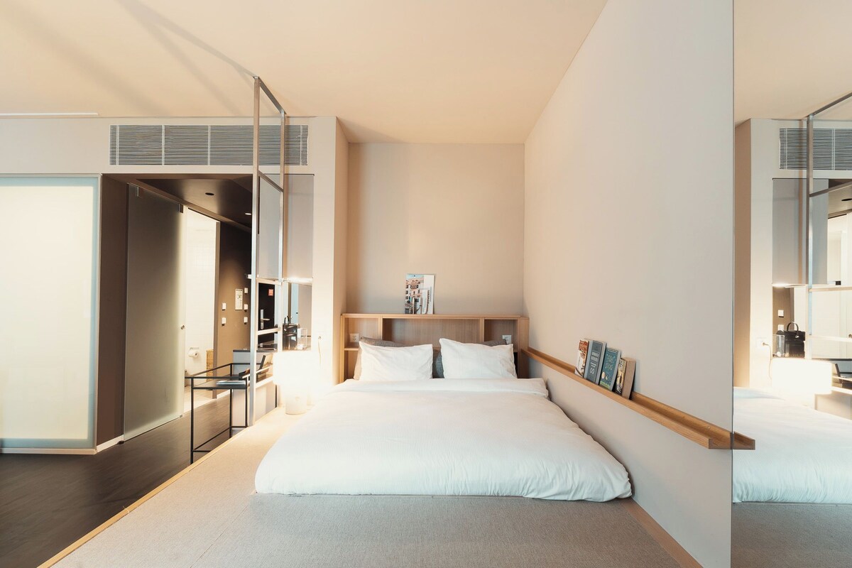 Suite estudio superior, 1 cama Queen size y sofá cama | Ropa de cama de alta calidad y camas Select Comfort 