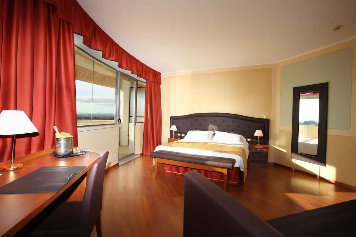 Junior Suite | In-room safe, desk, blackout drapes, WiFi (free)