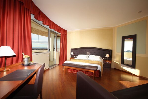 Suite junior | Caja de seguridad en la habitación, escritorio y cortinas blackout 