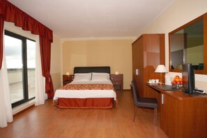 Habitación Deluxe con 1 cama matrimonial o 2 individuales | Caja de seguridad en la habitación, escritorio y cortinas blackout 