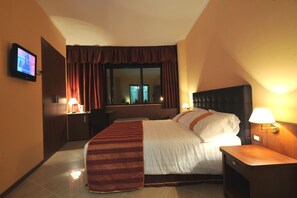 Deluxe Double or Twin Room | In-room safe, desk, blackout drapes, free WiFi