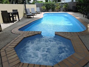 Outdoor pool, open 7:00 AM to 7:00 PM, pool umbrellas, pool loungers - Best Western Airport 85 Motel (Ascot)