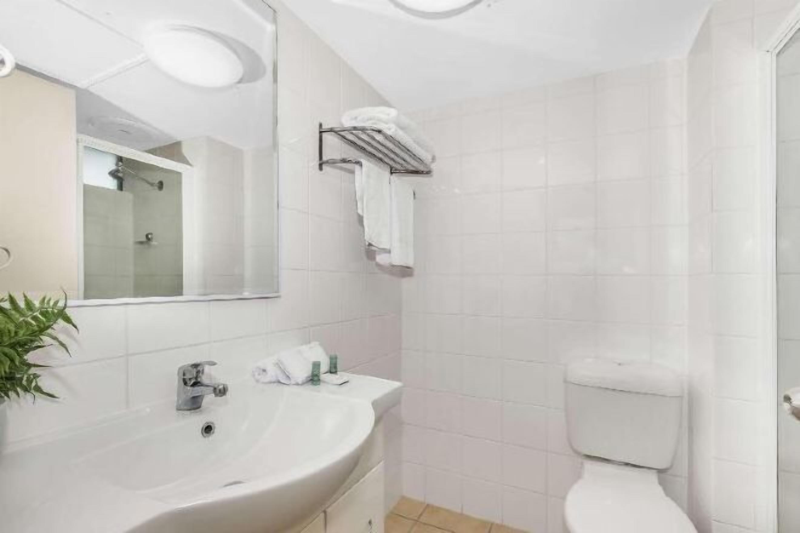 Banheiro | Chuveiro, produtos de toalete grátis, secador de cabelo 