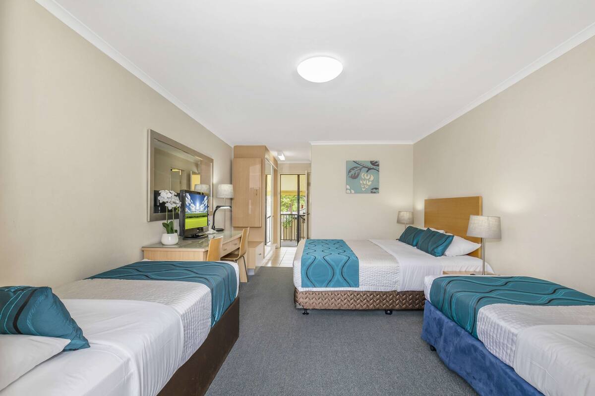Luxe beddengoed, pillowtop-bedden, een minibar, een kluis op de kamer