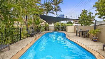 室外游泳池,07:00 至 19:00 开放,池畔遮阳伞,日光浴躺椅