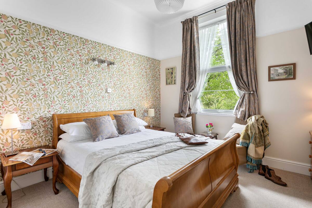 Double Room (First Floor King Size) | Iron/ironing board, WiFi, bed sheets, alarm clocks