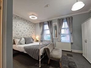 ห้องดับเบิล (King-Ensuite with Shower) | เตารีด/โต๊ะรีดผ้า