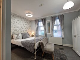 Chambre Double (King-Ensuite with Shower)