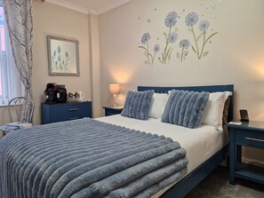 Double Room (Double room-Ensuite with Shower.) | Iron/ironing board - Ambassador Guest House (Paignton)