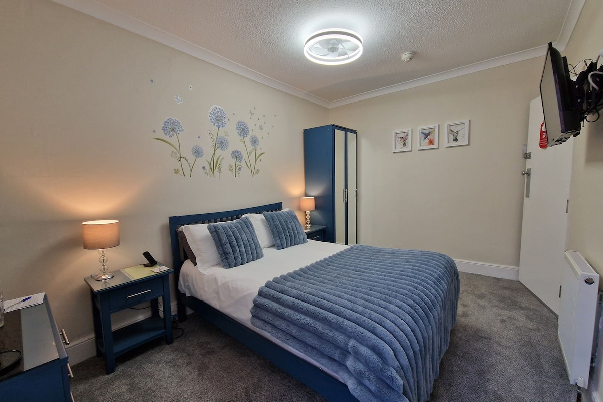 Double Room (Double room-Ensuite with Shower.) | Iron/ironing board