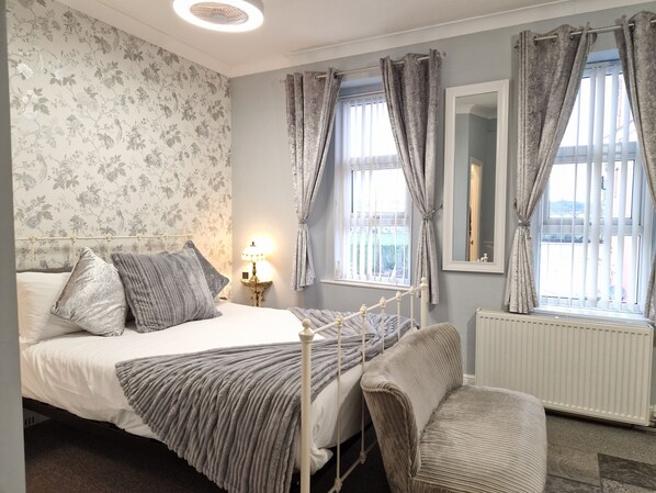 雙人房 (King-Ensuite with Shower) | 熨斗/熨衣板