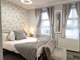 Chambre Double (King-Ensuite with Shower)
