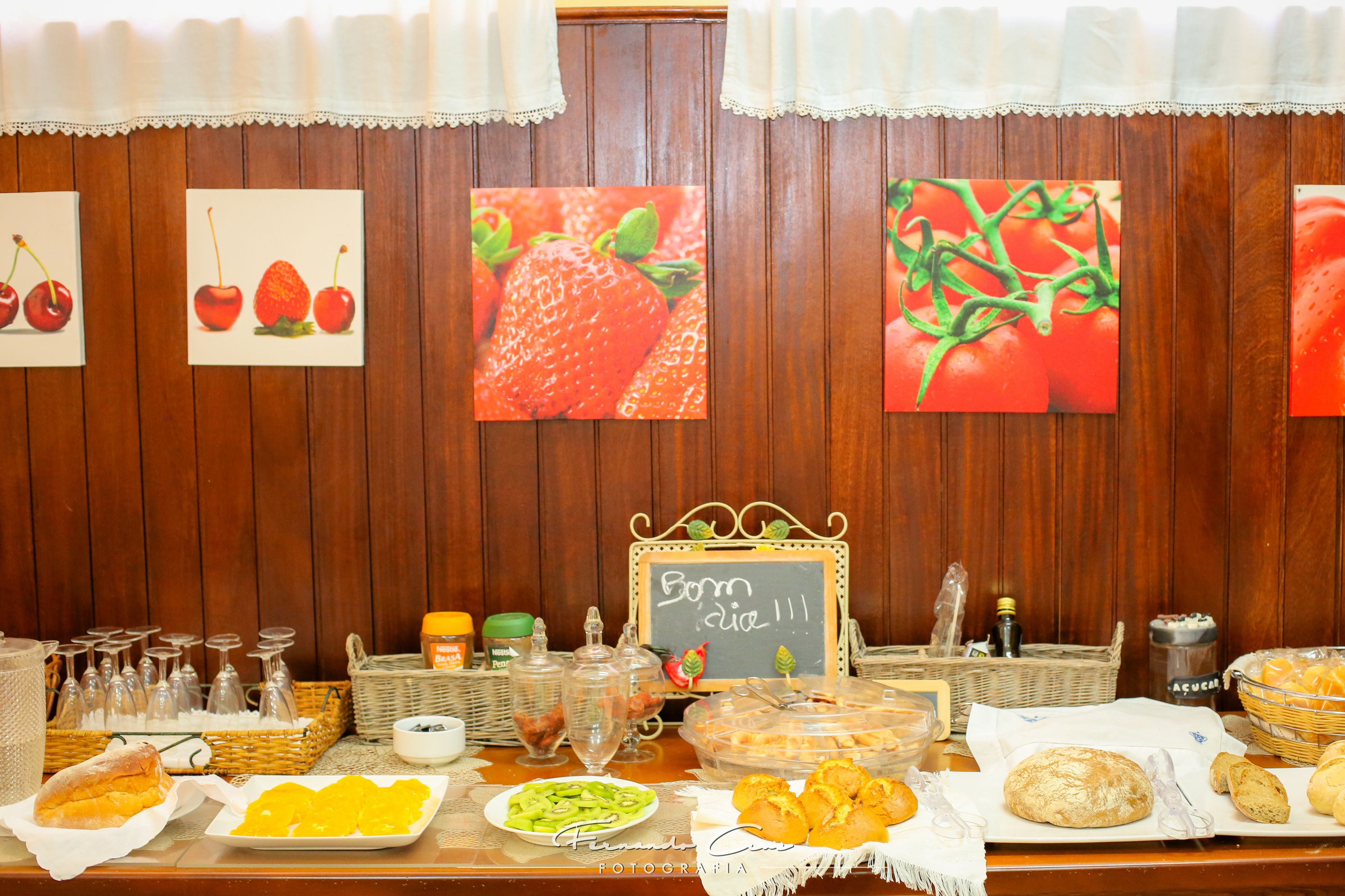 Un buffet de petit-déjeuner proposant une variété d’aliments et un panneau d’affichage en forme de tableau noir.