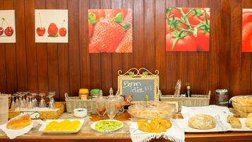 Un buffet de petit-déjeuner proposant une variété d’aliments et un panneau d’affichage en forme de tableau noir.