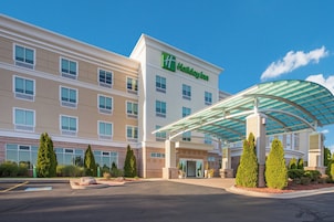 Un hotel Holiday Inn con entrada cubierta y varios pisos.