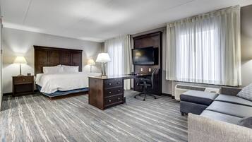 ห้องสแตนดาร์ด | เครื่องนอนป้องกันสารก่อภูมิแพ้, ตู้นิรภัยในห้องพัก, โต๊ะทำงาน