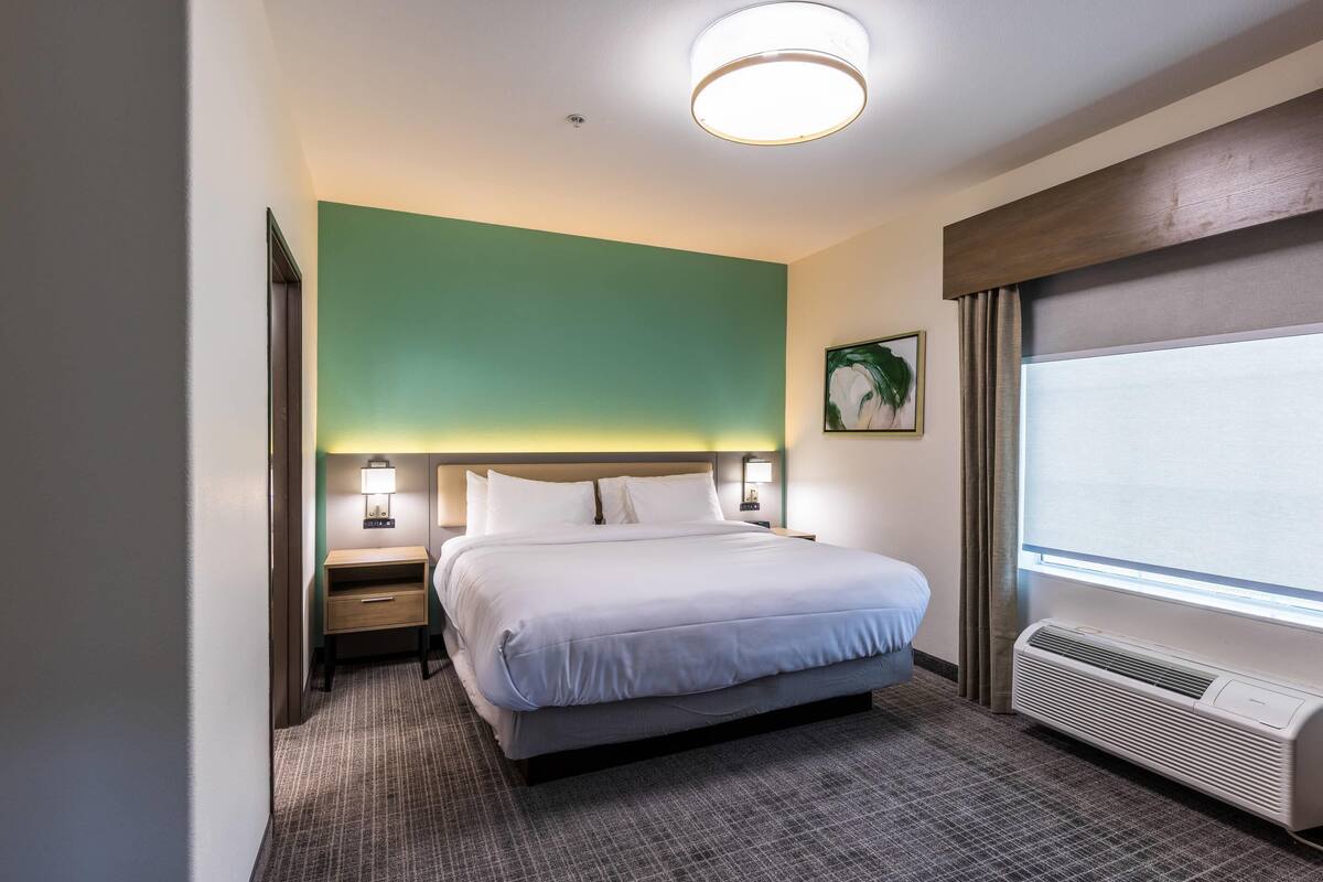Luxe beddengoed, pillowtop-bedden, een bureau, verduisterende gordijnen