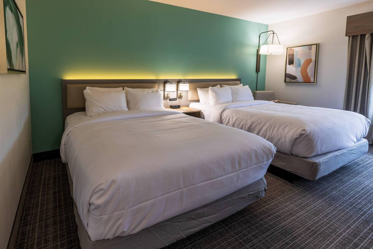 Luxe beddengoed, pillowtop-bedden, een bureau, verduisterende gordijnen