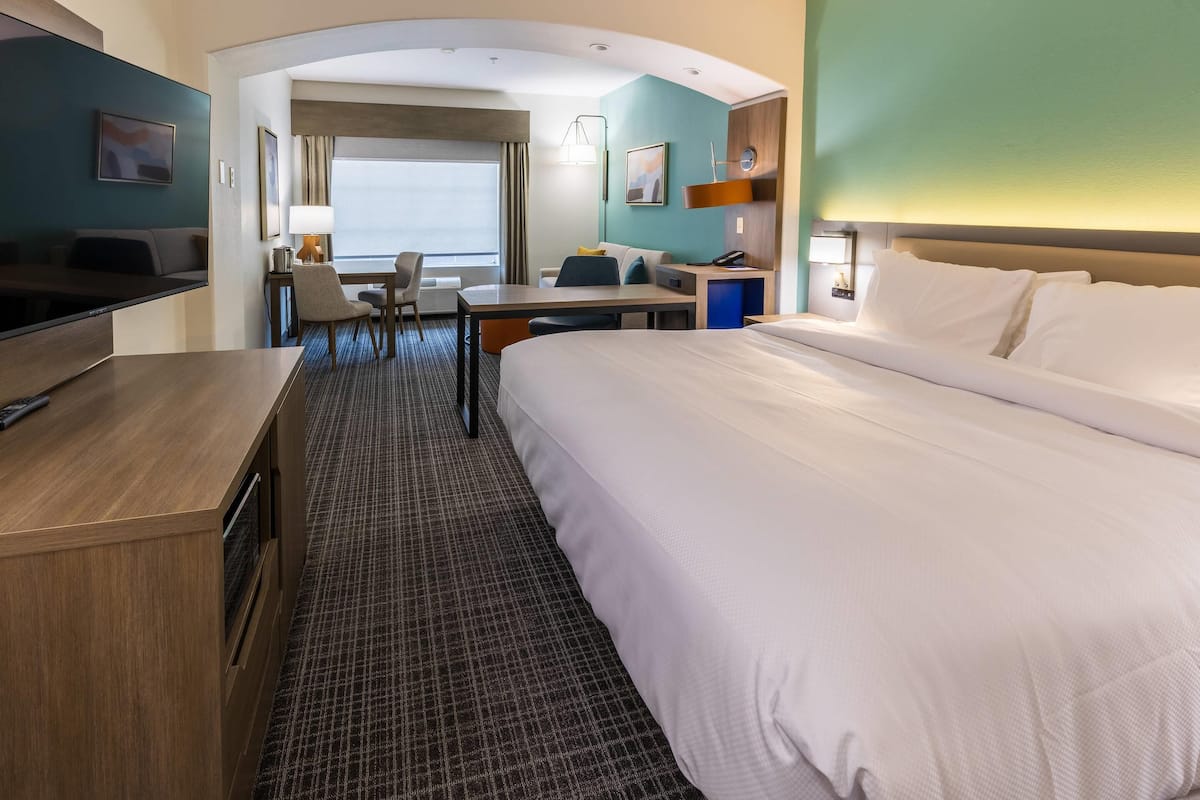 Luxe beddengoed, pillowtop-bedden, een bureau, verduisterende gordijnen
