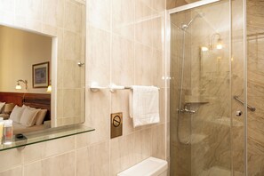 Standard Double Room | Bathroom | Shower, free toiletries, hair dryer, towels - Hotel Plaza (Punta Arenas)