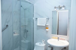 Shower, free toiletries, hair dryer, towels - Hotel Plaza (Punta Arenas)