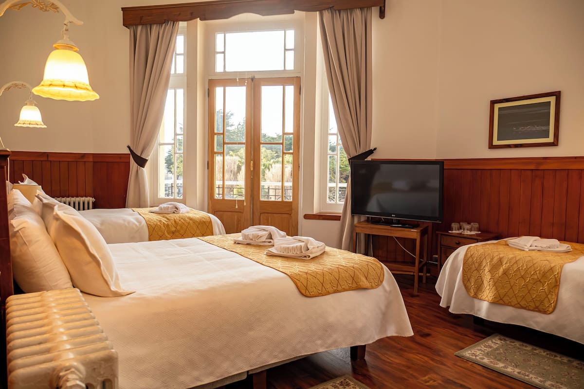 Habitacion cuadruple estandar | In-room safe, free WiFi, bed sheets