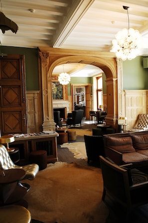 Coin salon dans le hall