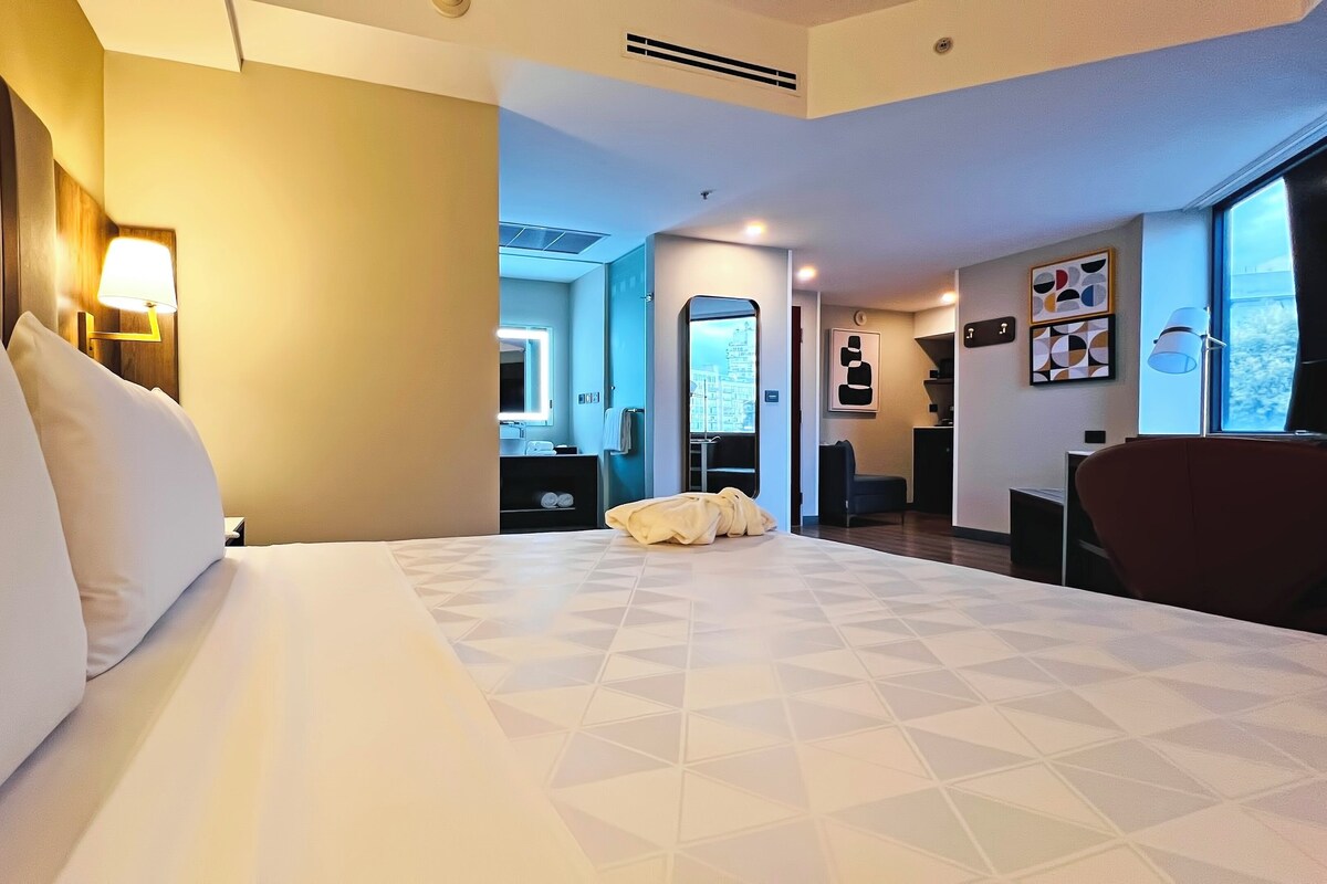 Phòng Premium, 1 giường cỡ king | Két bảo mật tại phòng, bàn, bàn ủi/dụng cụ ủi quần áo 