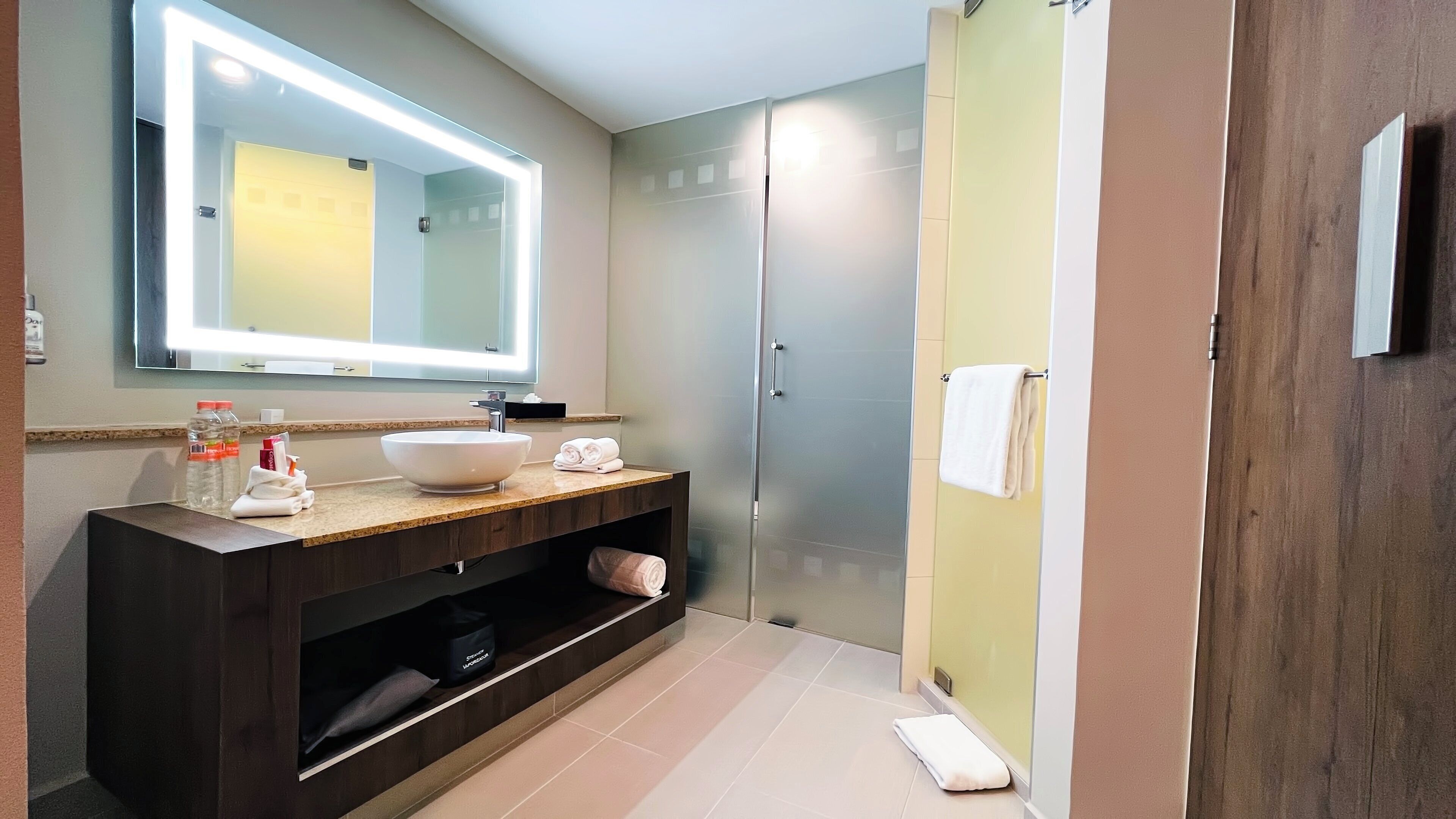 Standard Room, 1 King Bed | Bathroom
