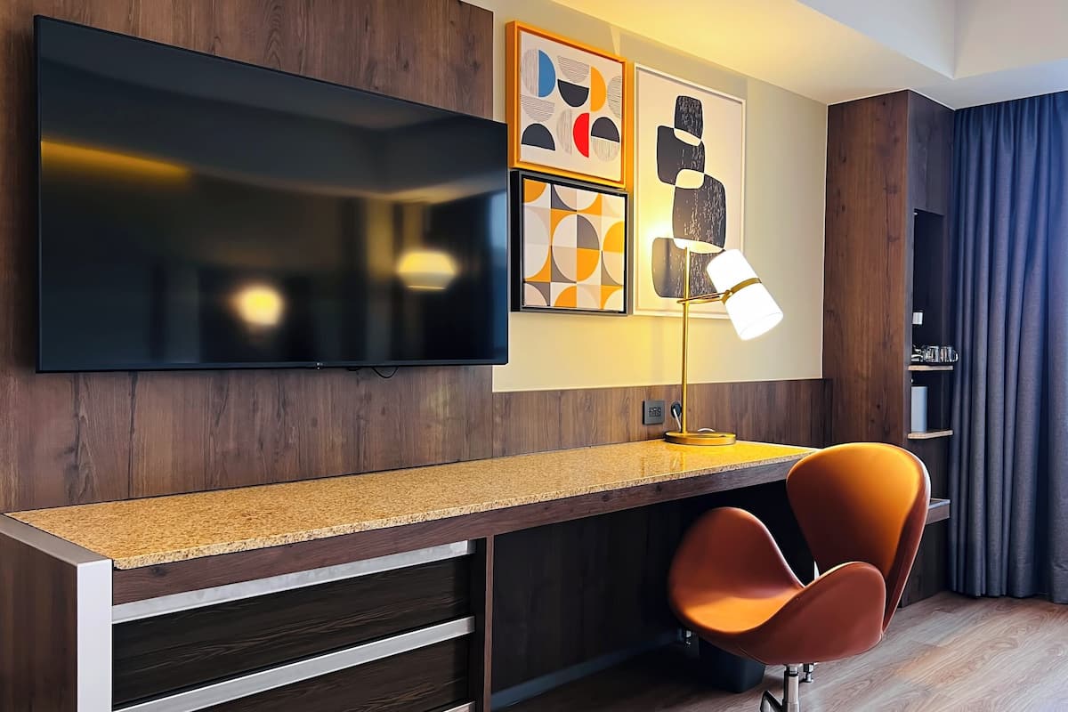 Quarto standard, 1 cama King | Cofres nos quartos, individualmente mobiliados, escrivaninha