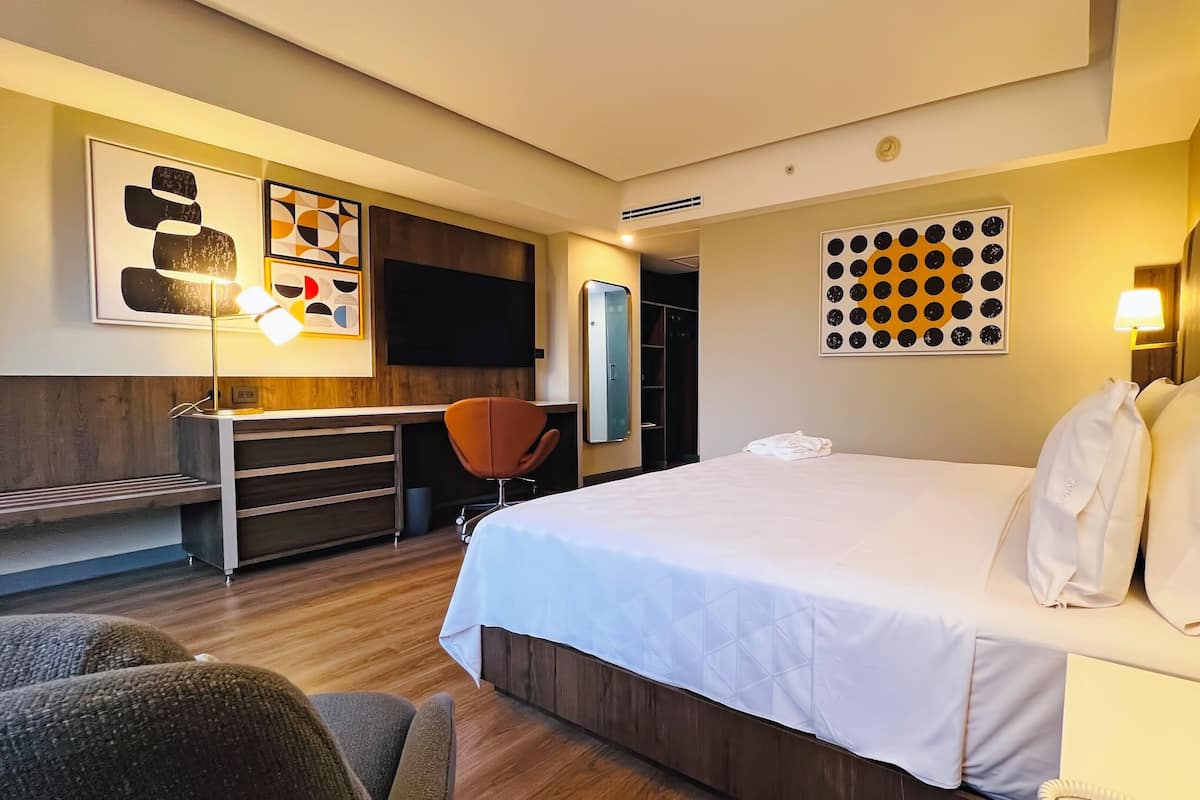 Standard Room, 1 King Bed | 1 bedroom, in-room safe, individually furnished, desk