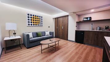 Peti besi dalam bilik, dilengkapkan perabot secara berasingan, meja