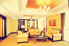 이그제큐티브 스위트 | 거실 공간 | 케이블 채널 시청이 가능한 37인치 LCD TV, TV