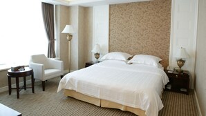 Literie de qualité, lit avec matelas en mousse à mémoire, minibar