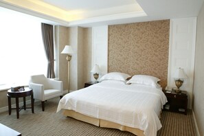 �高档床上用品、记忆海绵床垫、迷你吧、客房内保险箱