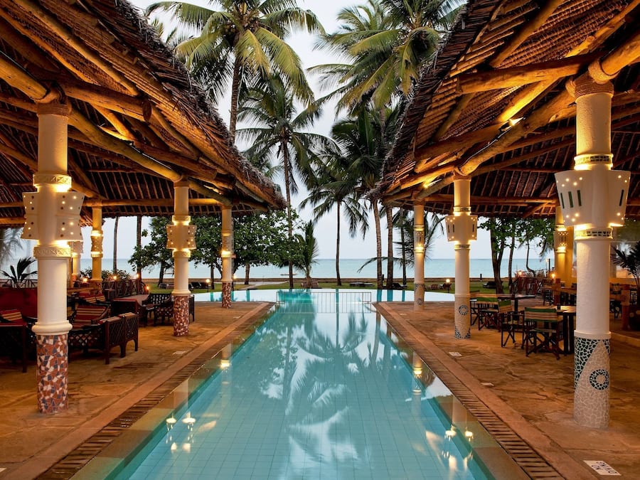 Een buitenzwembad, parasols voor strand/zwembad