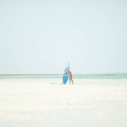 Am Strand, weißer Sandstrand, Liegestühle, Strandtücher