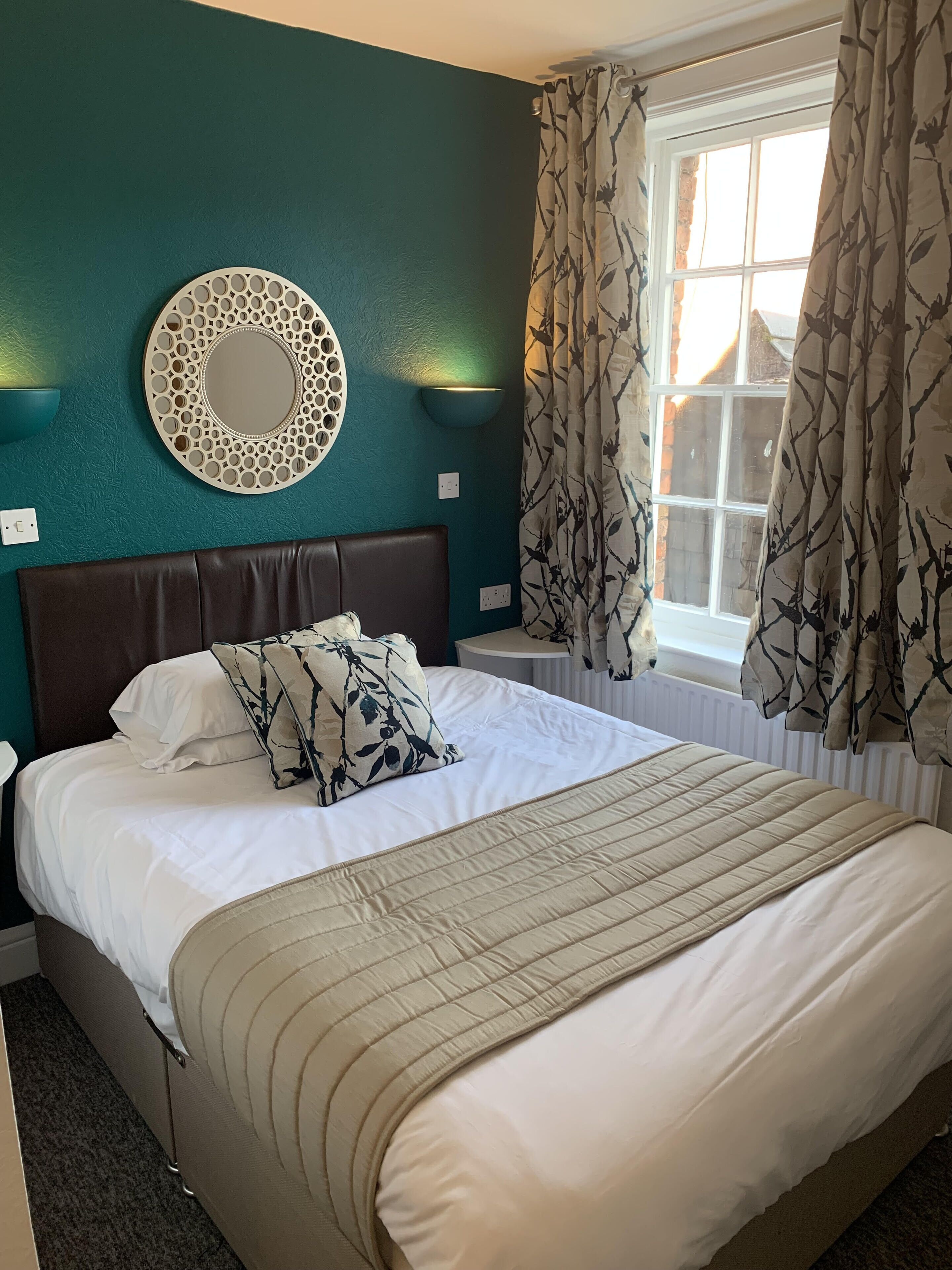 standard double room single use, 1 double bed | desk, iron/ironing board, free wifi, bed sheets